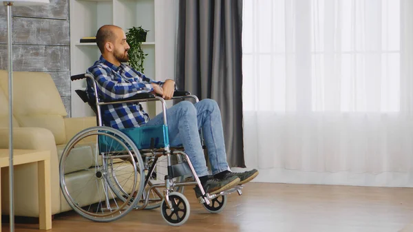 Homem infeliz em cadeira de rodas — Fotografia de Stock