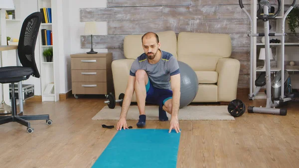 Man ontrolde yoga mat — Stockfoto