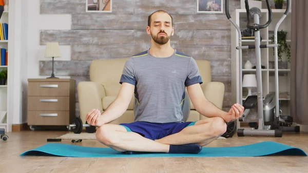 Guy ontspannen oefenen yoga — Stockfoto