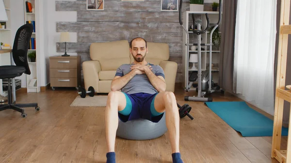 Swiss ball abs séance d'entraînement — Photo