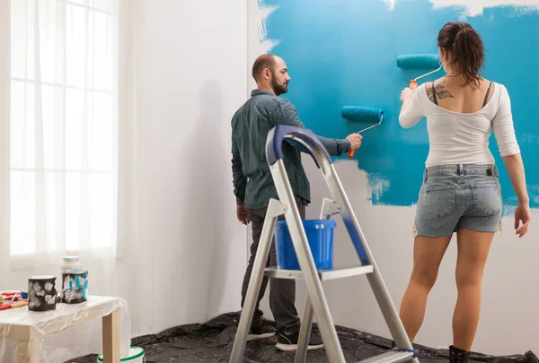 Marido redecorando apartamento — Foto de Stock