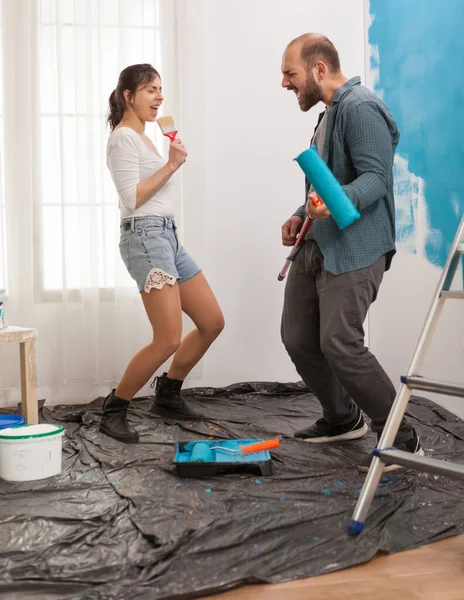 Menina cantando em pincel de pintura e decoração — Fotografia de Stock