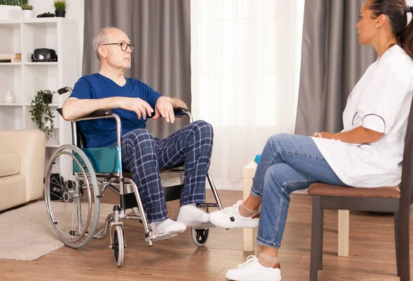 Paziente e medico che parlano in un appartamento accogliente — Foto Stock