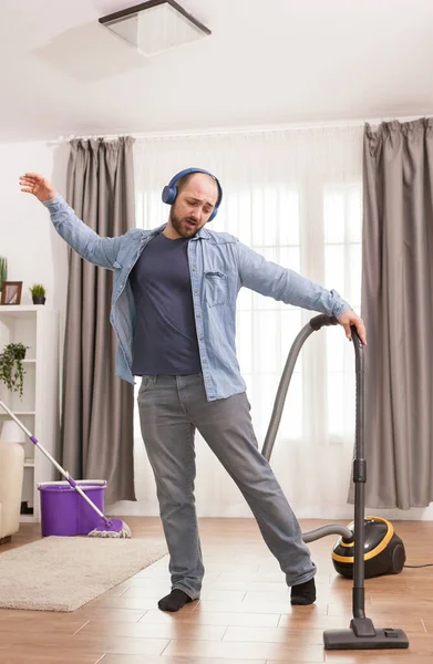 Cleaning floor with vacuum cleaner — Stock Photo, Image