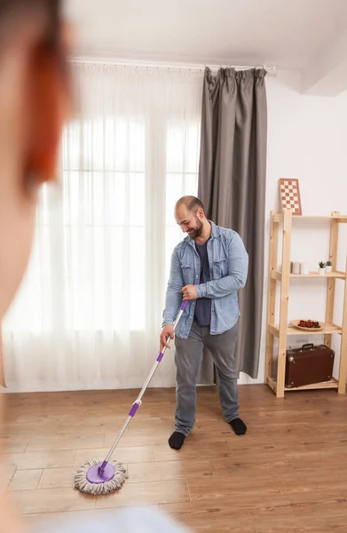Laughing and cleaning floor — Stock Photo, Image