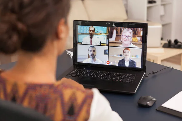 Comunicación en línea desde casa — Foto de Stock