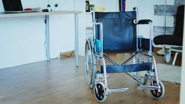 Hospital cadeira de rodas sala vazia — Fotografia de Stock