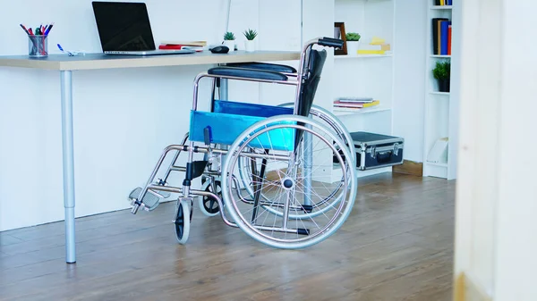 Revelando tiro de cadeira de rodas — Fotografia de Stock