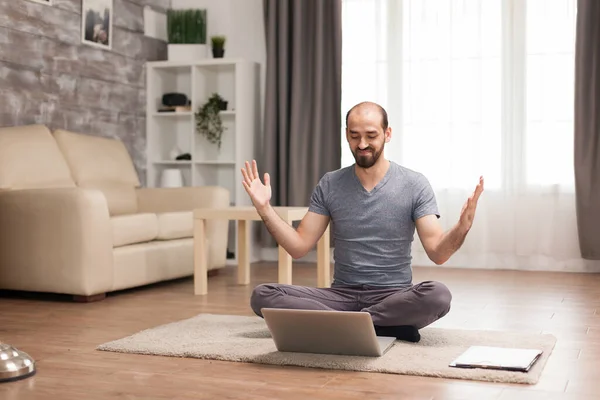 Opgewonden man met opgeheven handen — Stockfoto