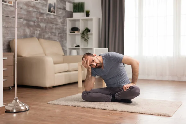 Depressieve man ligt op tapijt in de woonkamer — Stockfoto