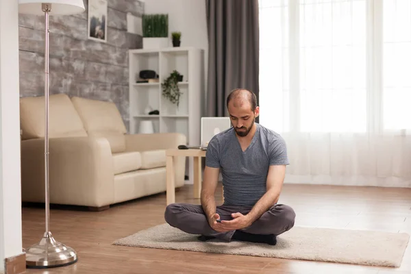 Man bläddrar på smartphone under covid-19 — Stockfoto