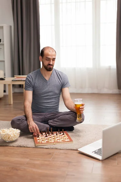 Homem jogando xadrez com amigos — Fotografia de Stock