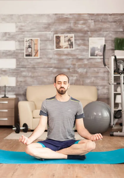 De man die zijn ogen dicht houdt doet aan yoga — Stockfoto