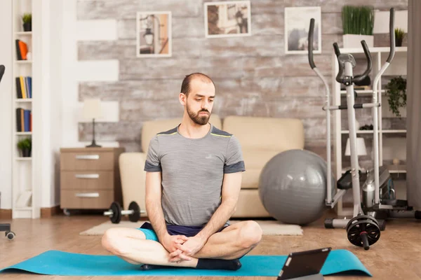 Man in vorm kijken naar online yoga klasse — Stockfoto