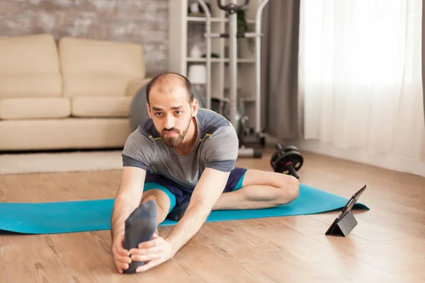 Man met gezond lichaam doet benen strekken — Stockfoto