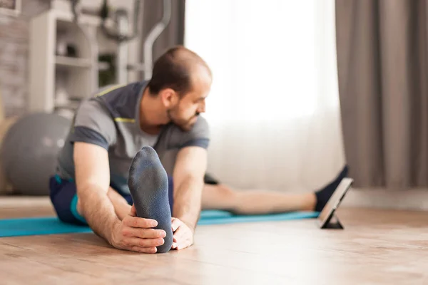 Fit man stretching zijn lichaam — Stockfoto