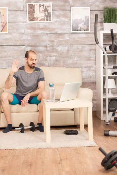 Atletische man zwaaiend naar zijn personal trainer — Stockfoto