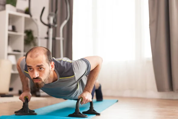 Atletische man doet push-up workout op yoga mat — Stockfoto