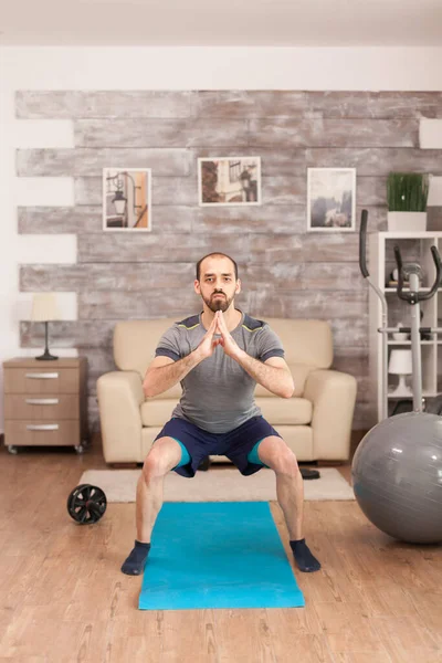 Fit man traint zijn benen op yoga mat — Stockfoto