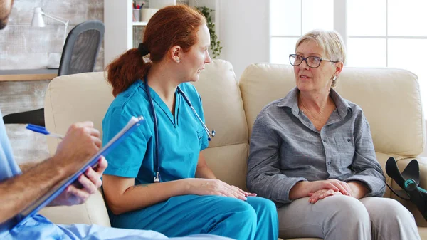 Assistente maschile scrittura riabilitazione trattamento — Foto Stock