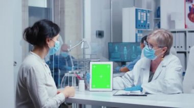 COVID-19 sırasında masadaki yeşil ekran