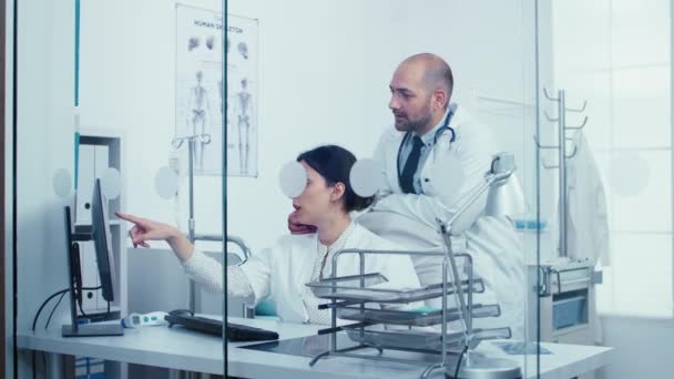 Equipo de médicos hablando sobre una pared de vidrio — Vídeo de stock