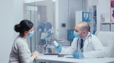 COVID-19 küresel sağlık krizi sırasında ilaç yazan doktor