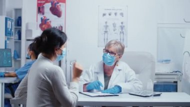 COVID 19 sırasında doktor muayenesi