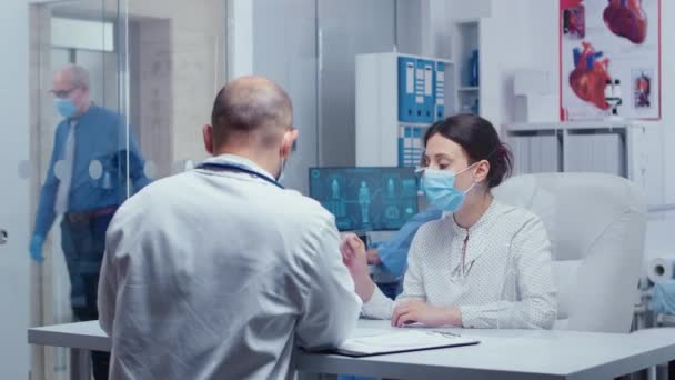 Mulher na consulta médica durante COVID-19 — Vídeo de Stock