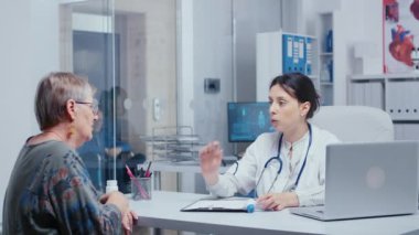 Doktor muayenehanesinde sıcaklık kontrolü