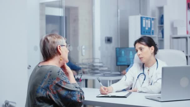 Contrôle de la gorge au cabinet du médecin — Video