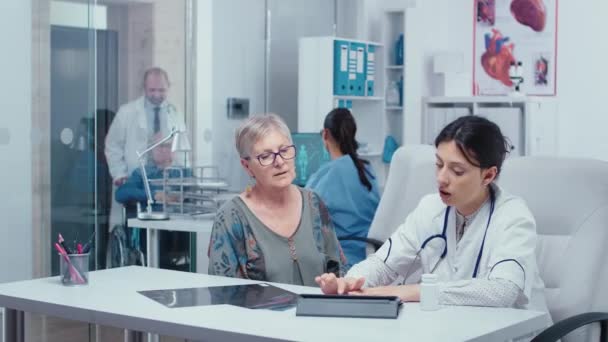 Médico examinando una garganta paciente — Vídeos de Stock