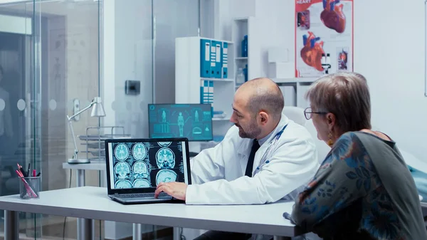 Говорити про сканування мозку — стокове фото