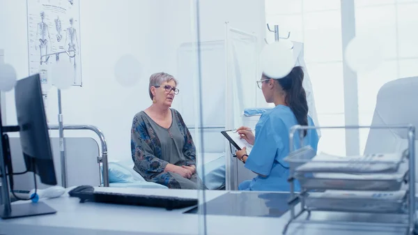 Krankenschwester überprüft ältere Patientin — Stockfoto