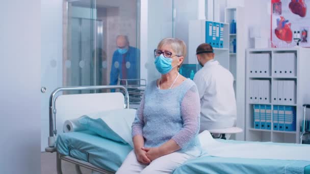 Retrato de senhora idosa no hospital — Vídeo de Stock