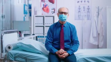 Yaşlı adam doktor sonuçlarını bekliyor.