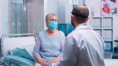 Doktor danışmanlığındaki yaşlı emekli kadın.