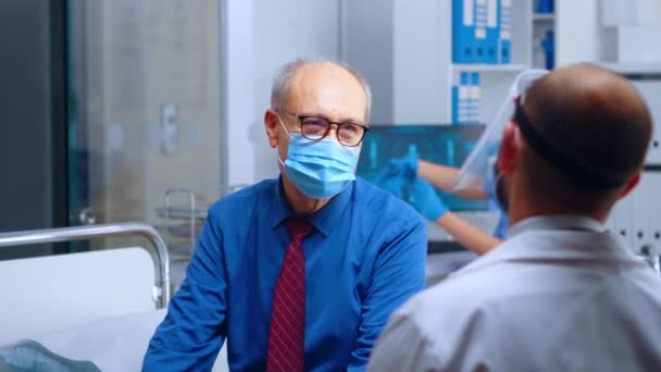 Medico che parla con paziente in maschera — Video Stock