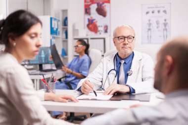 Muayene sırasında kıdemli doktor.