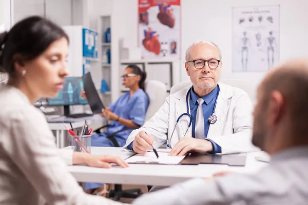 Médico sénior durante a consulta — Fotografia de Stock