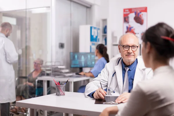 Oberärztin berät Patientin — Stockfoto