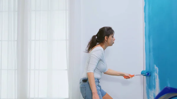 Frau schmückt ihr Haus — Stockfoto