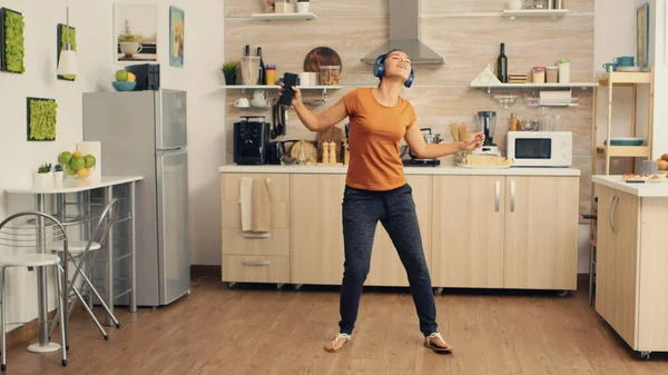 Energetic dancing in kitchen — Stock Photo, Image