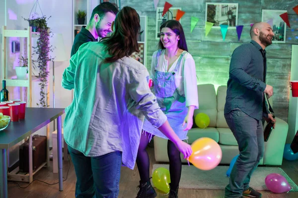 Mujer joven riendo en una fiesta con sus amigos —  Fotos de Stock