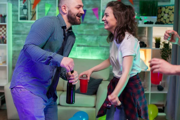 Vrolijke jonge man en vrouw op een feestje — Stockfoto