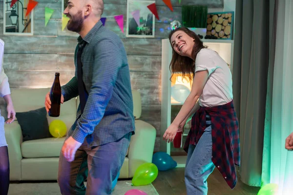 Glada vackra kvinna ler medan du dansar — Stockfoto