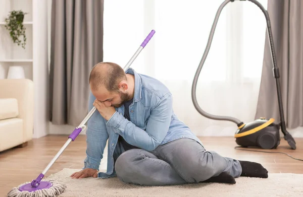 Esposo agotado en alfombra — Foto de Stock