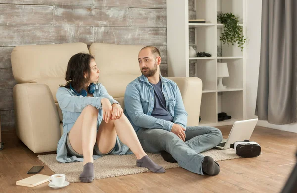 Couple looking at each other — Stock Photo, Image