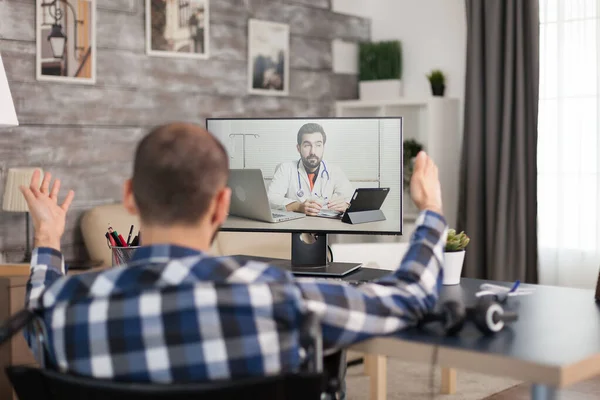 Patiënt op videogesprek met arts — Stockfoto