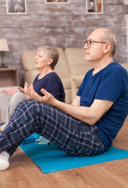 Emekliler yoga tekniği öğreniyor.